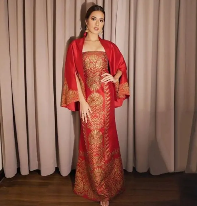 Dalam balutan dress batik bernuansa merah keemasan, Raisa tampak cantik. © Instagram/raisa6690