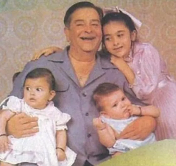 Foto hangat Raj Kapoor bareng Karisma, Kareena dan Ranbir kecil ©instagram/movietalkies
