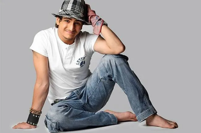 Rajat Tokas terlihat ditemani dua pria berbadan besar saat ada di lokasi syuting, apa benar mereka pengawal pribadinya? @tellychakkar.com