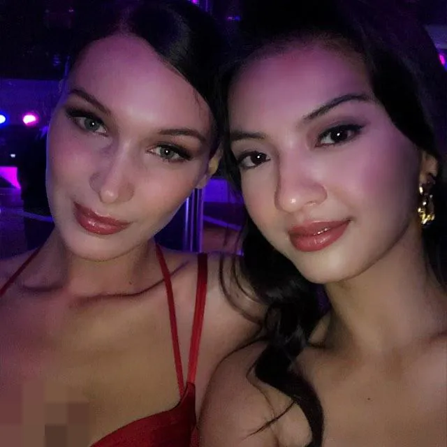 Nonton VSFS, Raline malah sempat selfie bareng Bella Hadid! © instagram.com/ralineshah