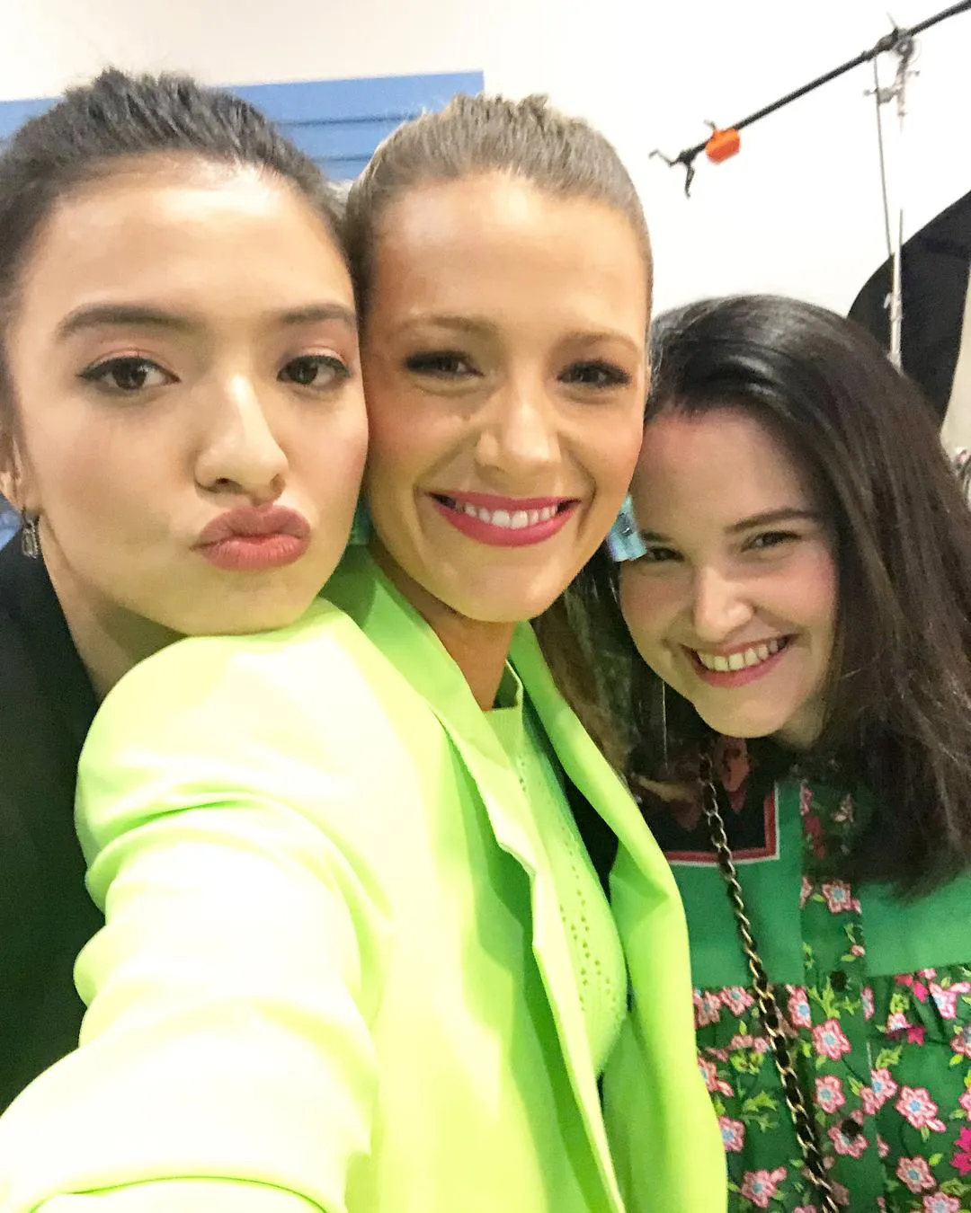 Bersandar di pundak Blake Lively, cuma Raline yang bisa! © instagram.com/ralineshah