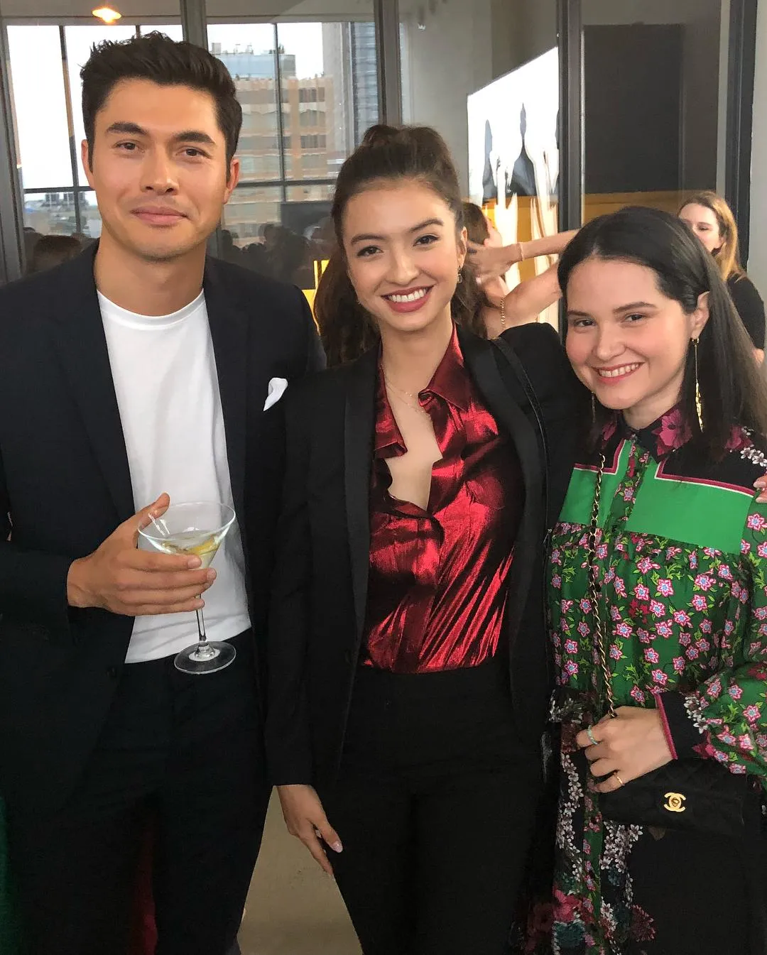 Berdiri di samping Henry, Raline benar-benar serasi deh ya? ;) © instagram.com/ralineshah