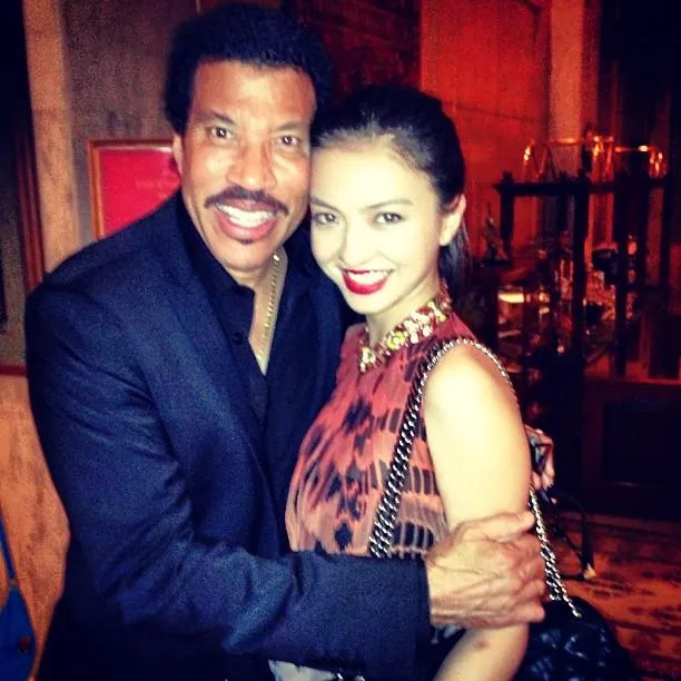 Dapat pelukan mesra dari Lionel Richie! © instagram.com/ralineshah
