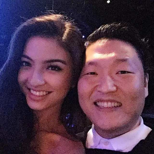 Raline dan PSY pose bareng, senyum lebar! © instagram.com/ralineshah