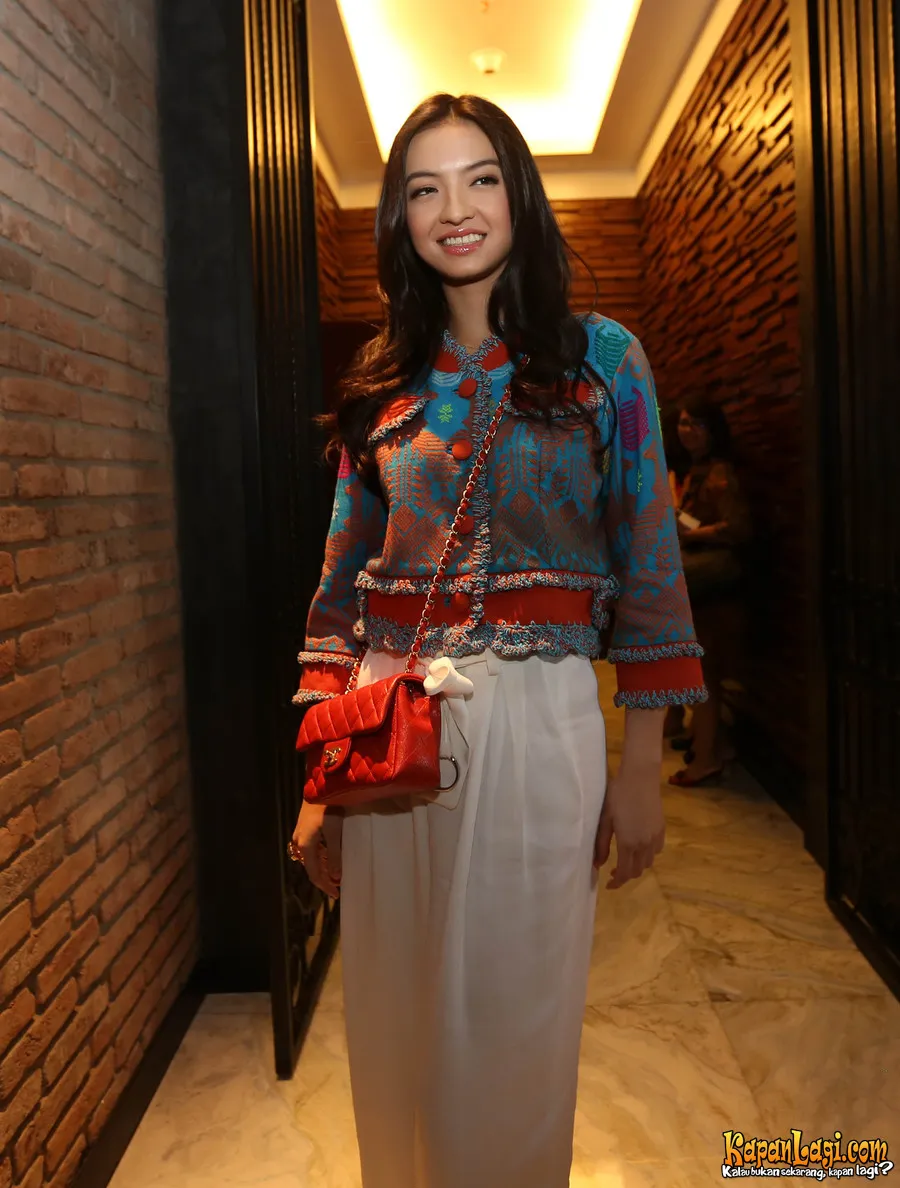 Raline Shah menunjukkan kepedulian sosialnya dengan berbagi bersama komunitas three little angels. ©KapanLagi.com®/Budy Santoso