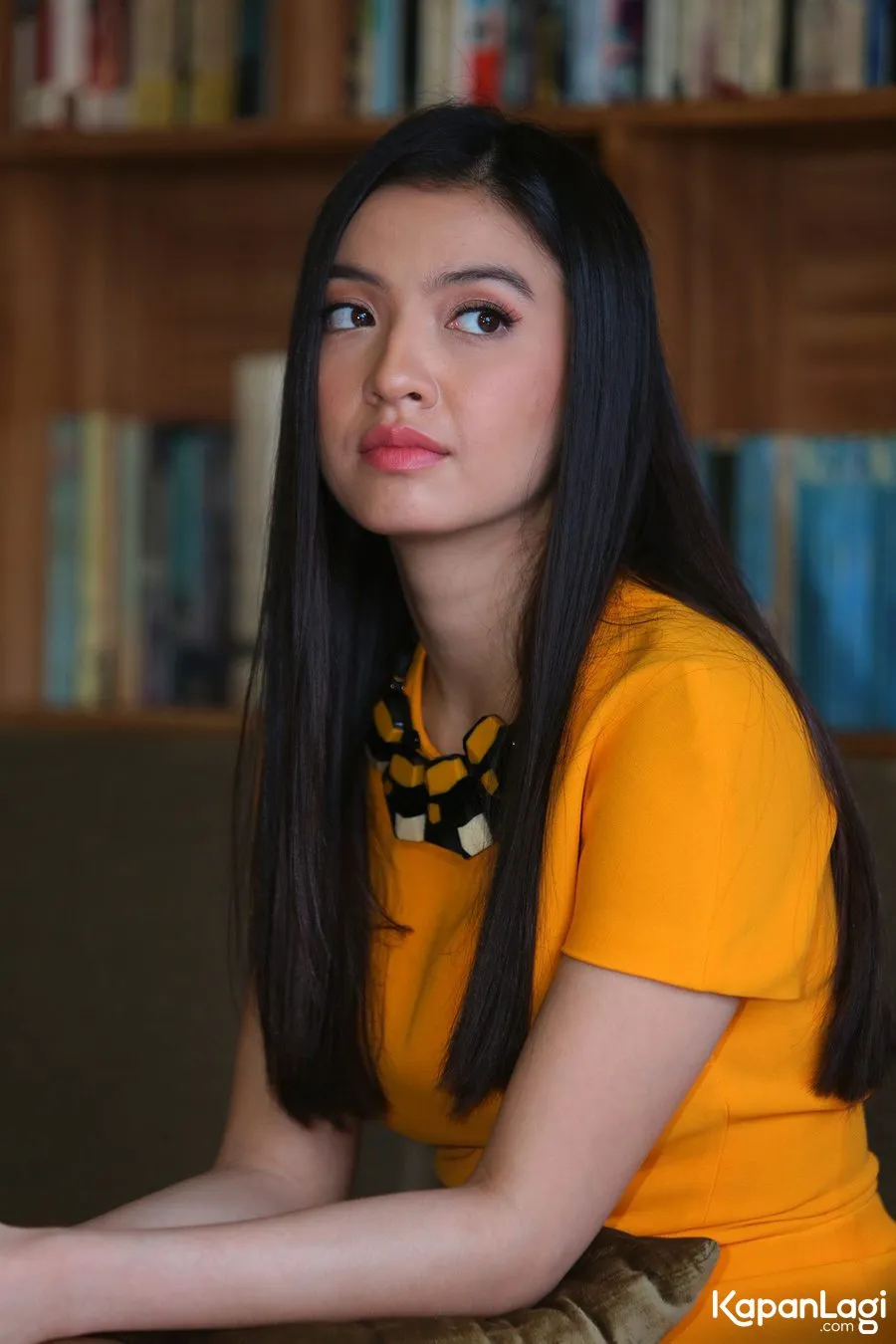 Raline bawa tas Chanel turuni tebing menuju Gua Kampret/©KapanLagi.com®/M. Akrom Sukarya