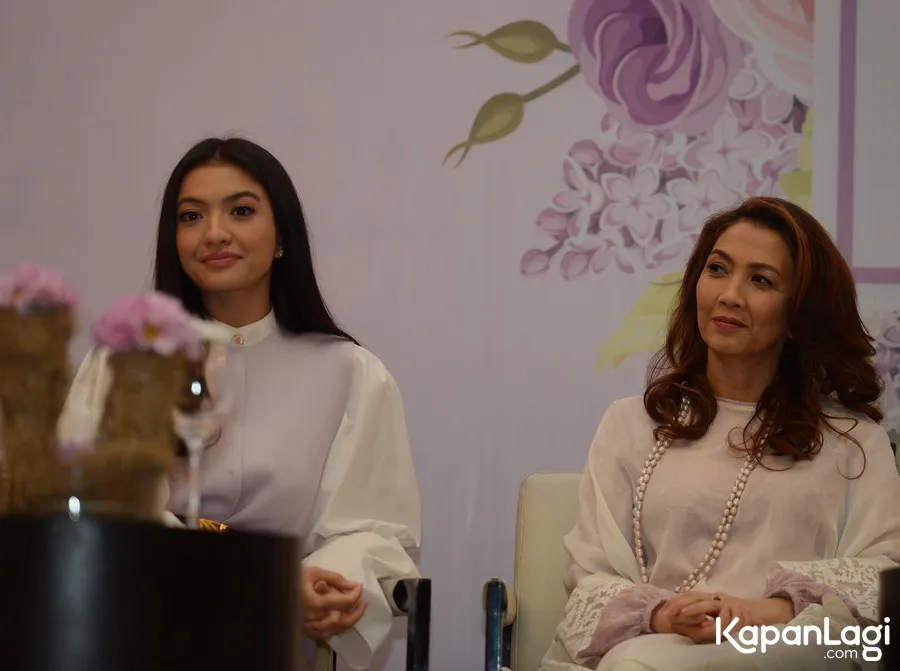 Raline senang bisa di acara yang sama dengan ibu © KapanLagi.com®/Muhammad Akrom Sukarya