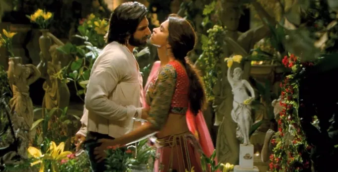 Ranveer Singh dan Deepika Padukone dalam film RAM LEELA. @oneindia.in