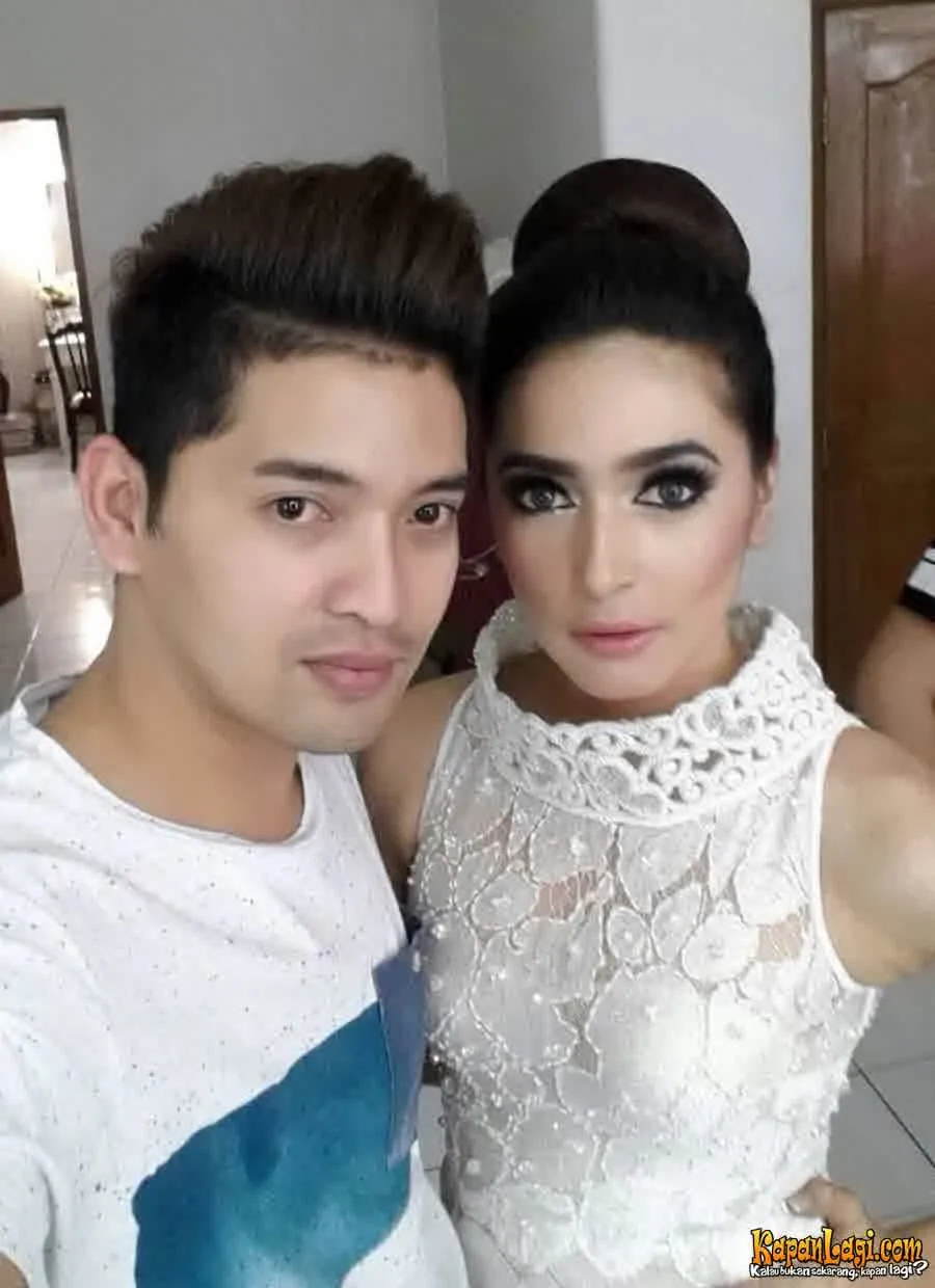 Rama Jee bersama salah satu 'hasil' karyanya ©Hendra Gunawan