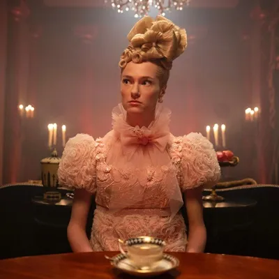 Rambut Nyentrik Cressida Cowper di Bridgerton Ternyata Bukan Asli, Begini Proses Pengerjaannya