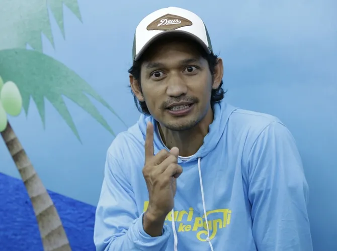 Ibnu Jamil merasa gerah dengan rambut barunya. © KapanLagi.com/Agus Apriyanto
