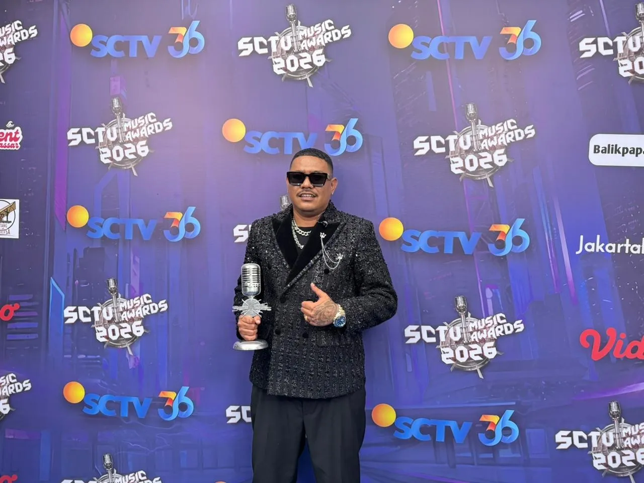 Toton Caribo, Wizz Baker, Fresly Nikijuluw - Penyanyi / Duo / Grup Berbahasa Daerah Paling Ngetop / source: SCTV