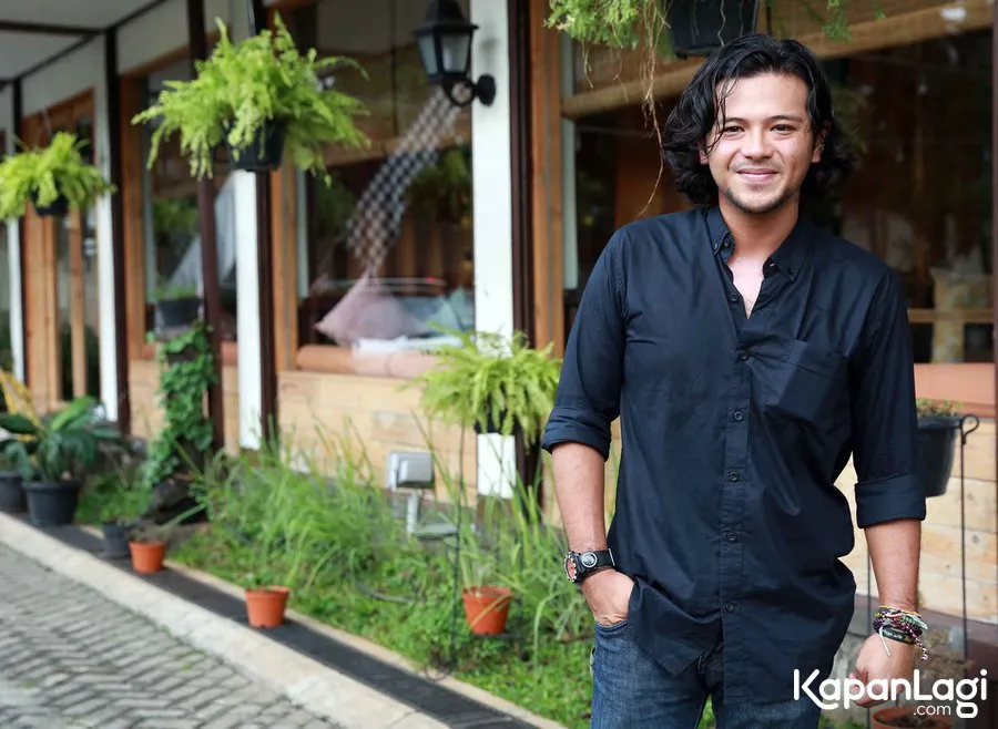 Ramon Jusuf Tungka beberapa kali take saat adegan ciuman di bawah laut © KapanLagi.com®/ Muhammad Akrom Sukarya