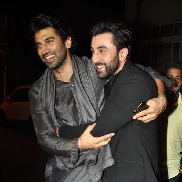 Ranbir datang bersama sahabatnya, dan ia sempat foto bareng Aditya, pria yang dikabarkan dekat dengan Katrina ©instagram/bollywoodjammer