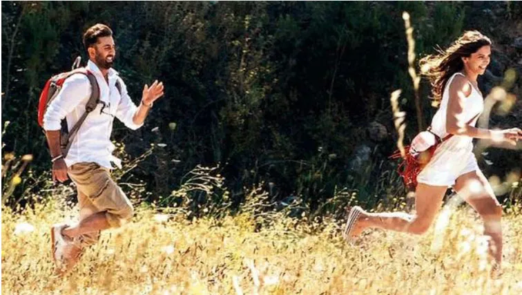 Ini dia momen Ranbir Kapoor saat mengejar Deepika dengan riang gembira © Pinkvilla.com