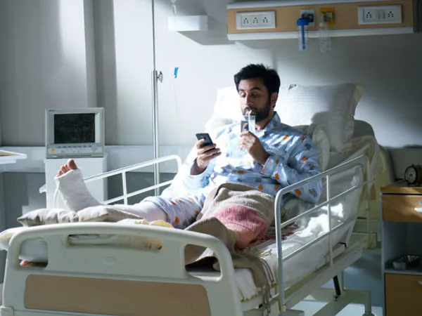 Ternyata sakit-nya Ranbir cuma buat iklan kok! © Filmibeat.com