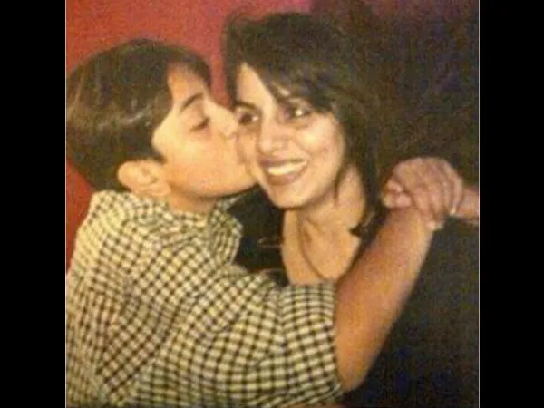 Ini dia ciuman dan pelukan Ranbir Kapoor pada Neetu Singh @filmibeat.com