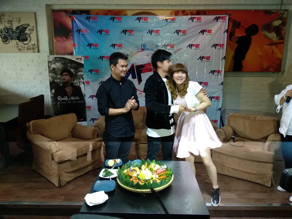 Cassandra Lee beri dukungan penuh untuk Randy Martin yang baru saja merilis single baru © KapanLagi.com/Mathias Purwanto