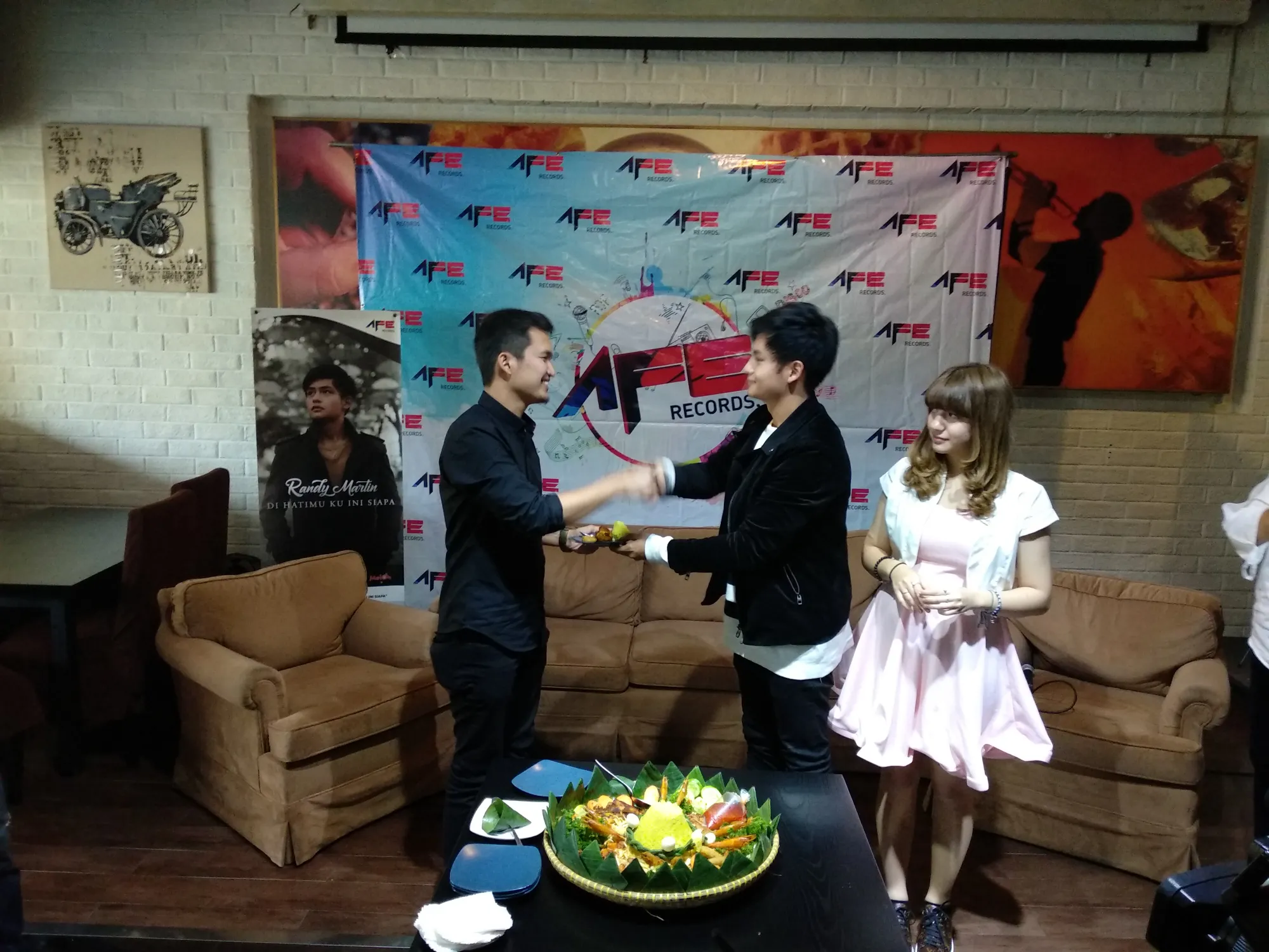 Sebelum rilis, Randy Martin selalu meminta pendapat pada Cassandra Lee untuk setiap lagu barunya © KapanLagi.com/Mathias Purwanto