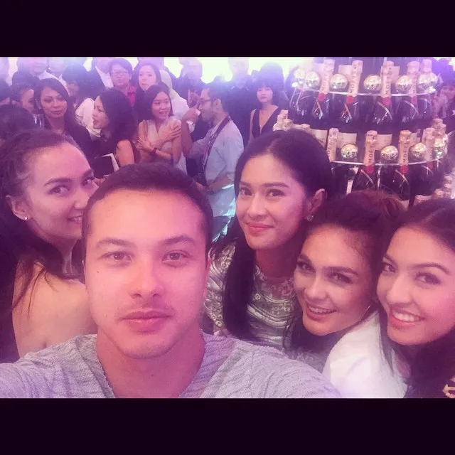 Foto selfie Nicholas Saputra bersama para sahabatnya. / Raline Shah Official Instagram
