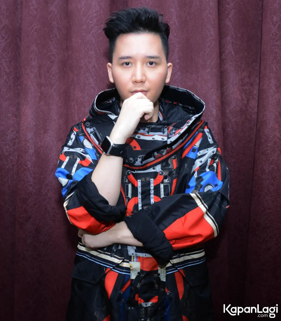Rangga menjadi salah satu juri dalam ajang Albi Rising Stars. ©KapanLagi.com/Muhammad Akrom Sukarya