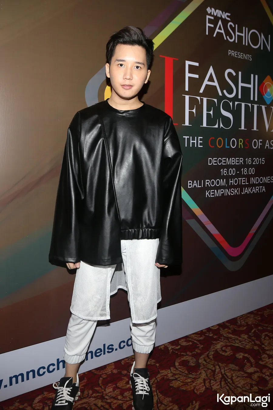 Rangga lihat fashion yang lagi tren di Hong Kong © KapanLagi.com®/Budy Santoso
