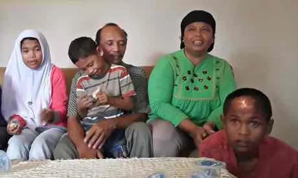 Sang adik, Arif, baru ditemukan setelah kisah pertemuan Raudhatul diliput oleh media © Newsner