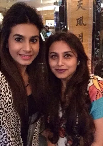 Beruntungnya Sahra, bisa foto bareng ani Mukherjee. @instagram/sahragulamhussein