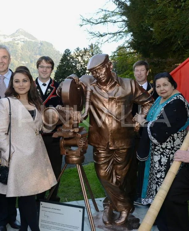 Rani Mukherjee resmikan patung Yash Chopra di Swiss ©pinkvilla