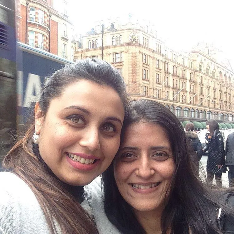 Rani Mukherjee jalan-jalan di London ©pinkvilla