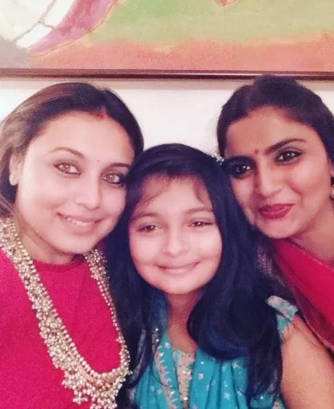 Rani Mukherjee bersama Jyoti dan Mishti ©instagram/jyotimukherjee