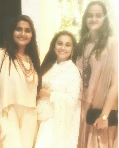 Rani nampak imut di antara kakak iparnya (kiri) dan sahabatnya ©pinkvilla