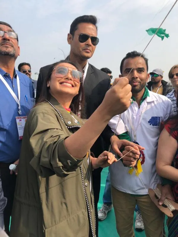 Rani Mukherjee santai main layang-layang ©pinkvilla