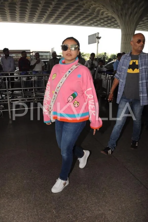 Rani Mukherjee tampil santai dengan jumper pink ©pinkvilla