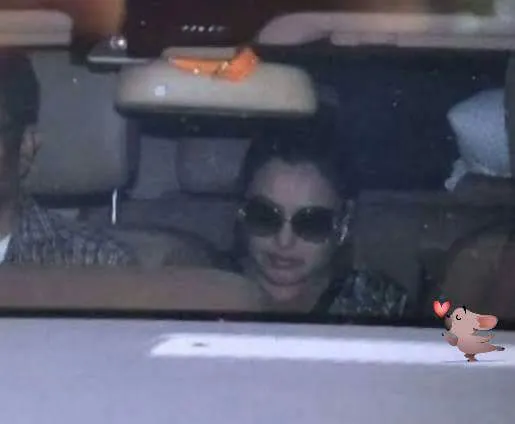 Rani Mukherjee tampil perdana di hadapan publik dan media © Indianexpress.com