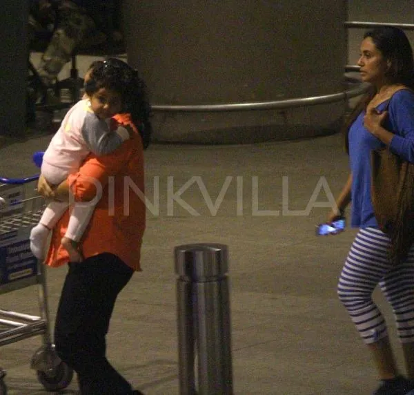 Baby Adira Chopra tak pakai kaus kaki sebelah di bandara ©pinkvilla