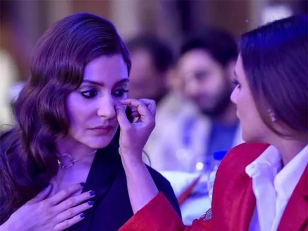 Rani mengambilkan bulu mata Anushka yang jatuh ©filmibeat