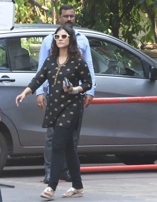 Kajol hadir di acara puja untuk ayah Rani ©pinkvilla