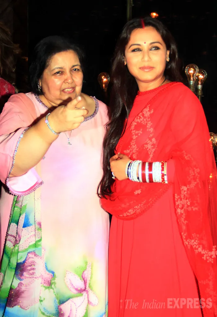 Rani akrab dengan ibu mertuanya, Pamela Chopra. @Indian Express