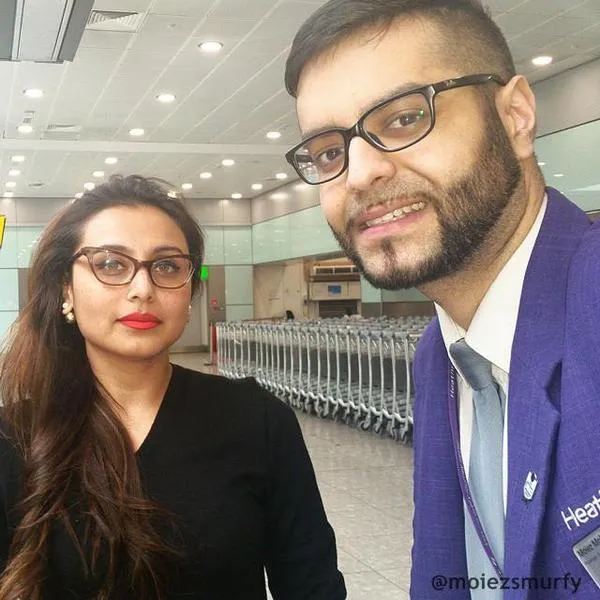 Rani Mukherjee saat terlihat berfoto bersama fans di bandara London, make up yang cantik @pinkvilla.com