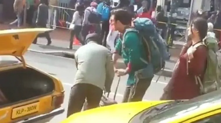 Ranbir dan Katrina hendak naik taksi bareng © Indianexpress.com
