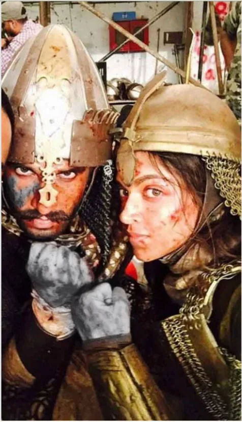 Ini dia selfie Ranveer dan Deepika dengan darah buatan saat syuting 'BAJIRAO MASTANI' © Pinkvilla.com