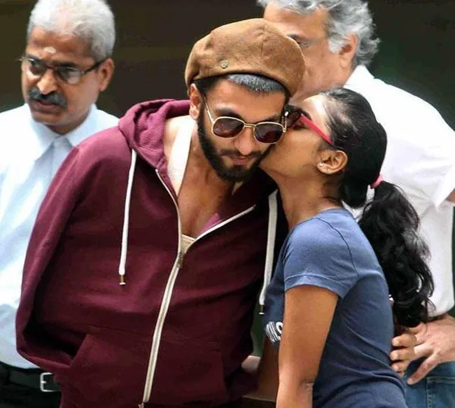 Ranveer Singh mendapatkan kecupan dari fansnya sesaat setelah ia keluar dari rumah sakit @apunkachoice.com