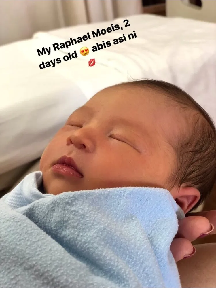 Foto pertama Raphael yang diunggah sang ibunda © instagram.com/sandradewi88
