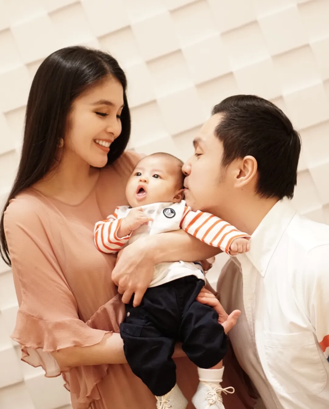 Kebersamaan manis Sandra Dewi dengan sang suami dan anak mereka. Credit: via instagram.com/sandradewi88