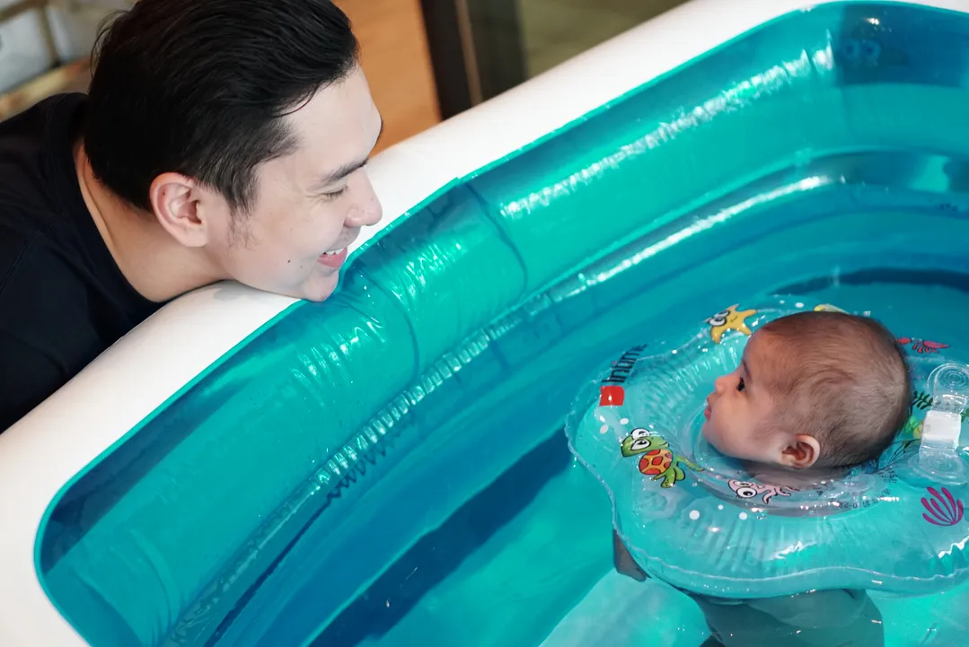 Quality time suami Sandra Dewi dengan baby Raphael. Credit: via instagram.com/sandradewi88
