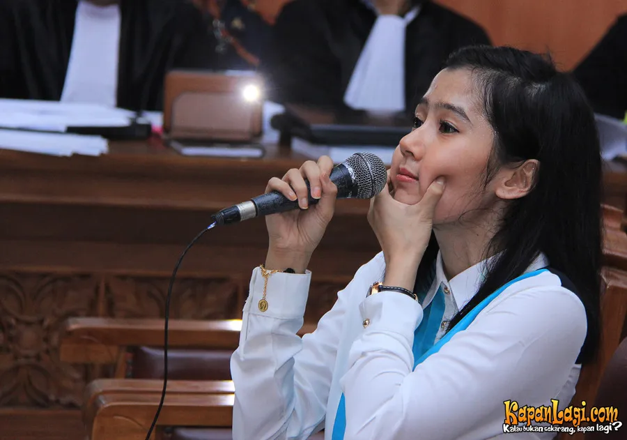 Ardina Rasti menirukan perlakuan kasar Eza padanya