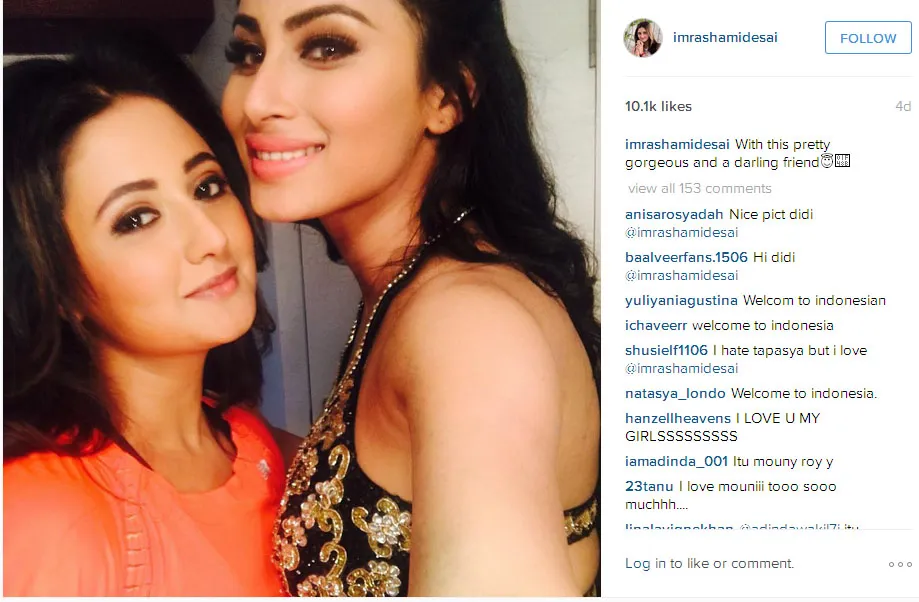 Rashami Desai dan Mouni Roy pose bareng, cantik mana nih? © Instagram.com/imrashamidesai