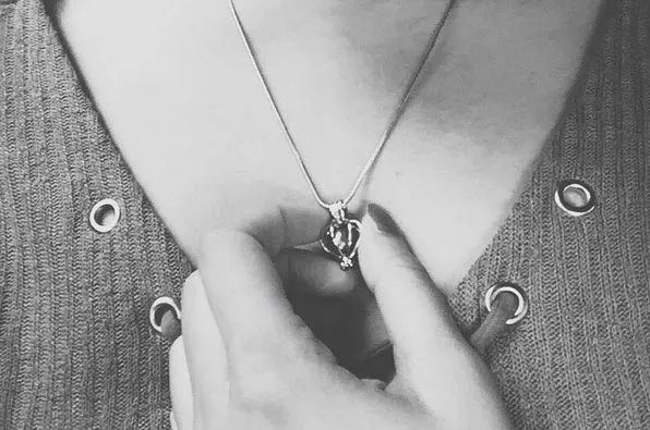 Inikah kalung pemberian Rassya buat Prilly? © Instagram.com/prillylatuconsina96
