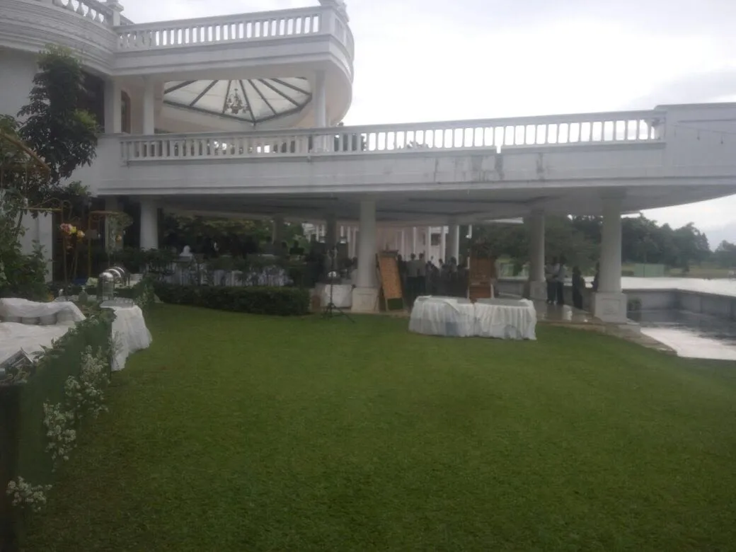 Hujan mengguyur lokasi akad Ardina Rasti dan Arie Dwi Andhika ©KapanLagi.com/Adi Abbas Nugroho